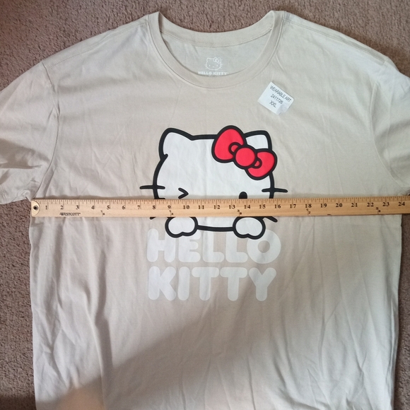 Hello Kitty by Samrio Tan Short Sleeve Graphic Print Tee Women's Size XXL NWT - Picture 6 of 9